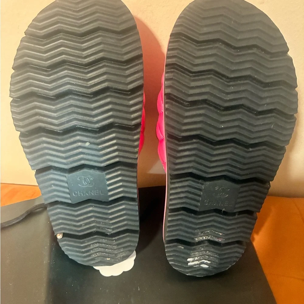 CHANEL Hot Pink Quilted Slide Sandals with CC Accent - Picture 3 of 4